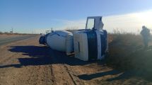 Imagen de Un camión volcó sobre Ruta 7: se le reventó una cubierta y terminó sobre la banquina cerca de Añelo
