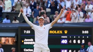 Jannik Sinner venció a Carlos Alcaraz y ganó su primer título en Wimbledon