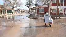Imagen de Video | «El agua arrasó con todo»: una calle de Neuquén se convirtió en un río por un caño roto