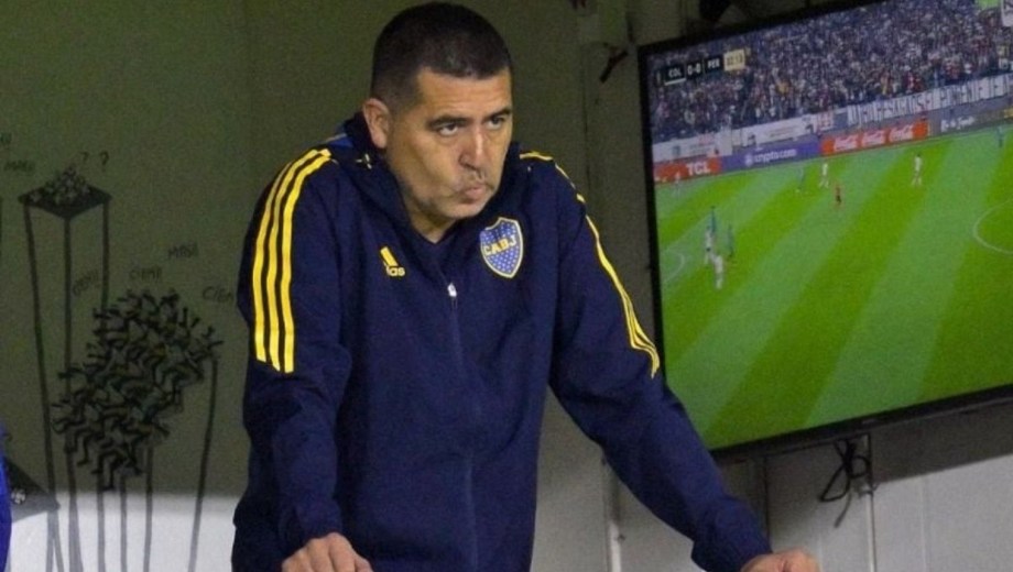 Juan Román Riquelme habló con los jugadores tras la eliminación en la Copa Argentina.