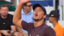 Imagen de Un tenista estalló tras los abucheos en pleno partido: rompió la raqueta e insultó al público