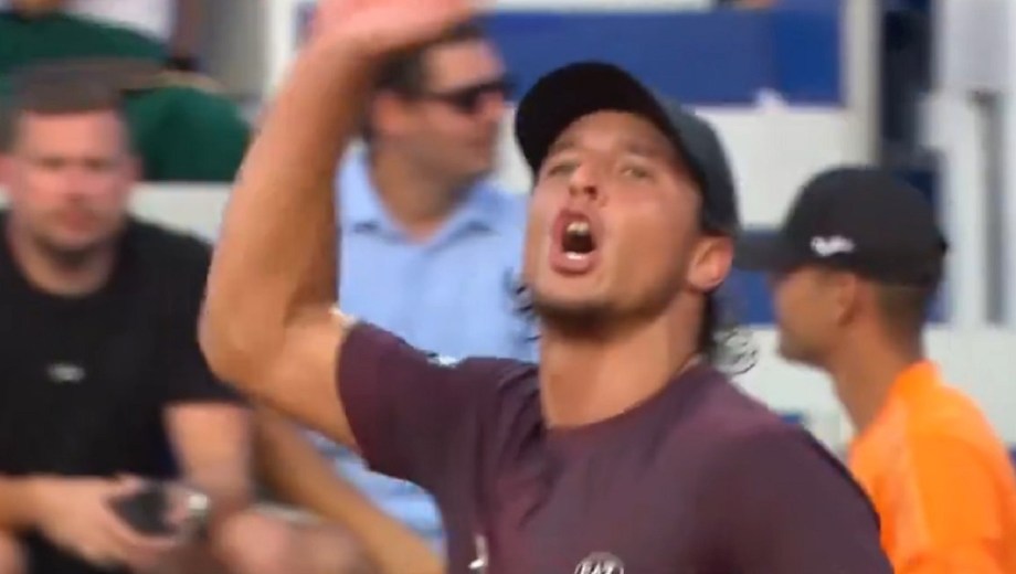 Luciano Darderi apuntó contra el público en los cuartos del ATP de Umag.