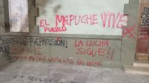 Imagen de Vandalizaron Casa de Gobierno tras la marcha contra el desalojo al acampe mapuche en Neuquén