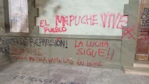 Vandalizaron Casa de Gobierno tras la marcha contra el desalojo al acampe mapuche en Neuquén