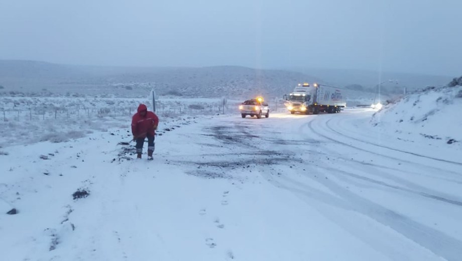 La Ruta 23 es una de las afectadas por la nieve. (Foto Vialidad Nacional Río Negro)