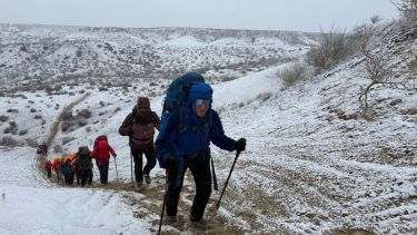 Con las bardas llenas de nieve salieron a entrenar en Cinco Saltos: «Nos preparamos para el Lanín y el Domuyo»