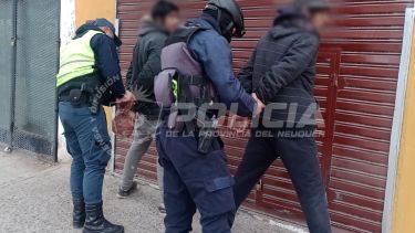 Dos jóvenes apuñalaron a su papá en Centenario y amenazaron con prender fuego su casa frente a su familia