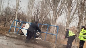 Susto en Roca: una mujer cayó al desagüe con su camioneta a metros de la Ruta 22, qué se sabe