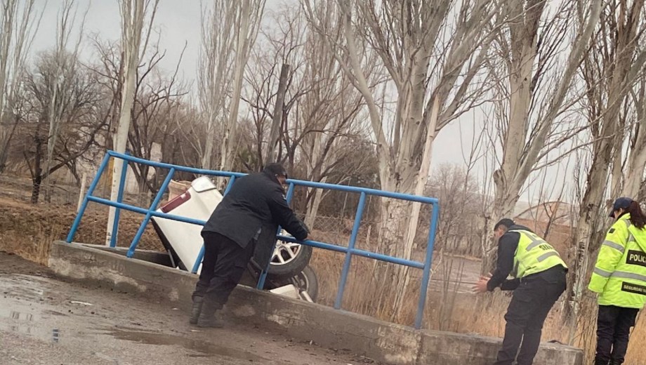 El vehículo terminó dentro del desagüe tras una maniobra cerrada. Foto: gentileza.
