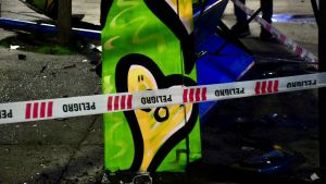 Video | Chocó contra una garita en el centro de Neuquén: hay cinco heridos graves, liberaron el tránsito