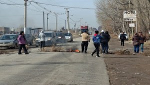 Vecinos de Allen cortaron Ruta 65 y protestaron frente al municipio en reclamo de una obra de gas este jueves
