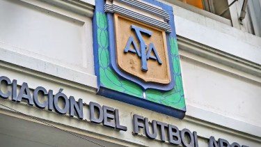 Federico Sturzenegger denuncia que jubilados financian millonarios subsidios al fútbol argentino, tras nueva medida oficial