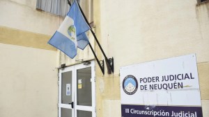 Está acusado de golpear a un hombre en un bar de Zapala y recuperó la libertad, pero con restricciones