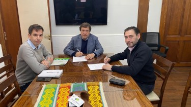 La última foto por el bono petrolero en la que habían posado Weretilneck y el intendente Román. Fue a comienzos de junio. (Foto: archivo)