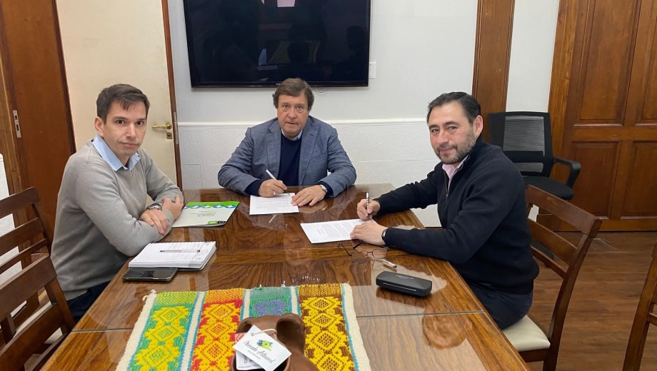 La última foto por el bono petrolero en la que habían posado Weretilneck y el intendente Román. Fue a comienzos de junio. (Foto: archivo)