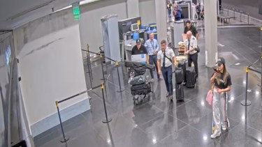 Arrieta con las valijas que no habrían sido controladas. (La Nación)