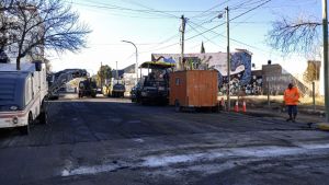 Cortes y asfalto en una de las calles principales del centro de Neuquén: obra entre la avenida Olascoaga y Leguizamón