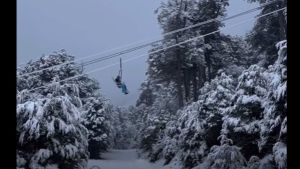 La postal más esperada de Villa La Angostura: la nieve llegó al cerro Bayo y cubrió todo de blanco