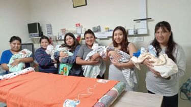 La madres y sus bebés, minutos antes de recibir el alta. (FOTOS Gentileza)