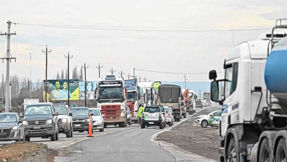 Las comunidades de Catriel y 25 de mayo se unieron para exigir seguridad en la Ruta 151, con una protesta sobre la traza. Foto: Florencia Salto.