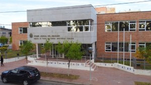 Una mujer vendía cocaína y marihuana desde el portón de su casa en Cutral Co, quedó imputada