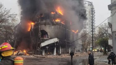 Video | Caos por un incendio en La Plata: el fuego provocó el derrumbe de un edificio en plena zona centro