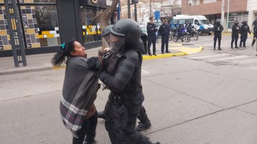 Video | Tensión en Casa de Gobierno de Neuquén por el desalojo de mapuches: liberaron a los detenidos
