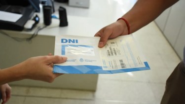 La jueza resolvió pueda llevar el apellido de su madre.