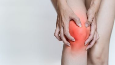 ¿Los huesos duelen cuando cambia el tiempo? Mito o realidad detrás de esta creencia popular