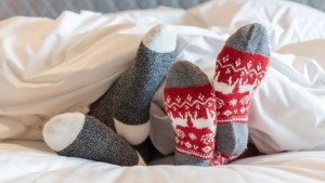 ¿Dormís con medias? Esto es lo que revela la psicología sobre tu personalidad