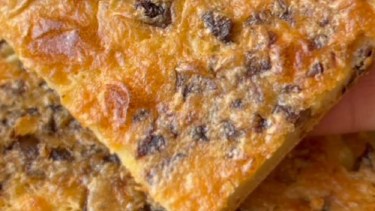 Fainá de queso y aceitunas negras en un abrir y cerrar de ojos