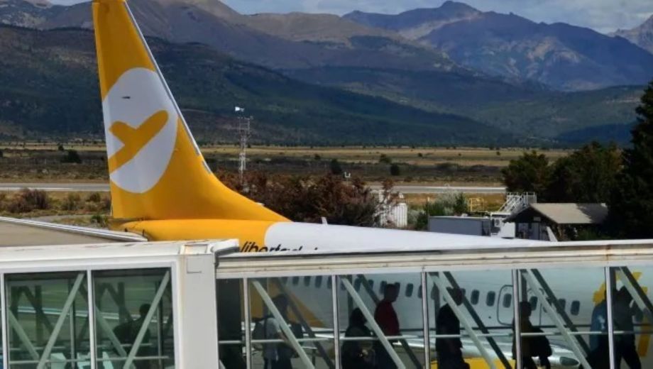 Flybondi realiza vuelos diarios a Bariloche y fue sancionada por la Provincia por la afectación de pasajeros ante cancelaciones en Semana Santa. Foto: Archivo