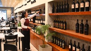 Trabajadores del turismo en Bariloche pugnan por mejorar sus salarios, a pesar del congelamiento de tarifas