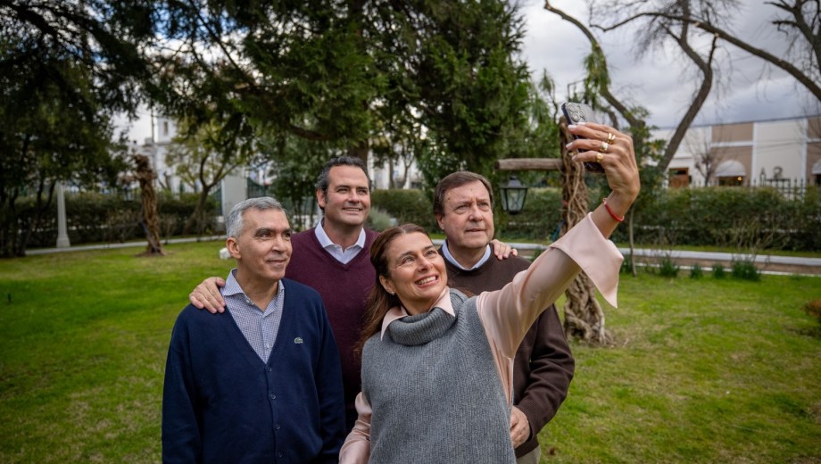 Selfie de candidatos de JSRN con el gobernador Weretilneck. Foto: gentileza