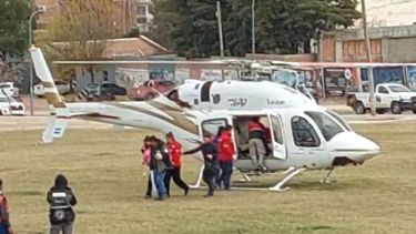 Video | Amplio despliegue en Neuquén por dos traslados en «código rojo»: quiénes son los pacientes