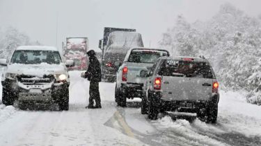 Sube a naranja la alerta por nieve en Neuquén, los peores horarios este jueves: qué espera Río Negro