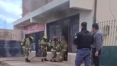Lo salvaron por los gritos: un herido grave tras el incendio de un depósito en Rincón de los Sauces