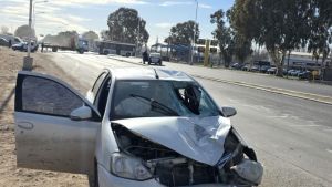 Murió un joven al ser embestido por un auto sobre la Ruta 7, entre Neuquén y Centenario