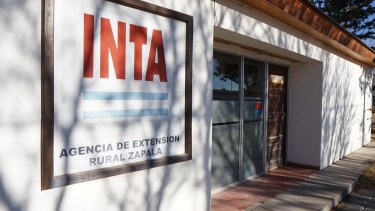 Realizan una volanteada en rechazo al decreto de Javier Milei, en defensa del INTA y el INTI.