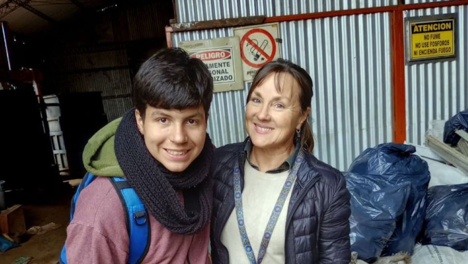 Juan y Matilde, su profesora de educación física, cuando vendieron la primera tanda de latitas. Foto: gentileza