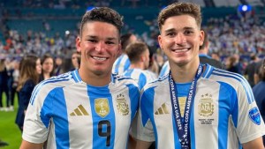 Agustín, hermano de Julián Álvarez, pasó por Allen y probó la mejor hamburguesa del país