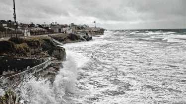 Mareas extraordinarias en Las Grutas: alertan que «vienen creciendo los derrumbes» y apuestan a la prevención