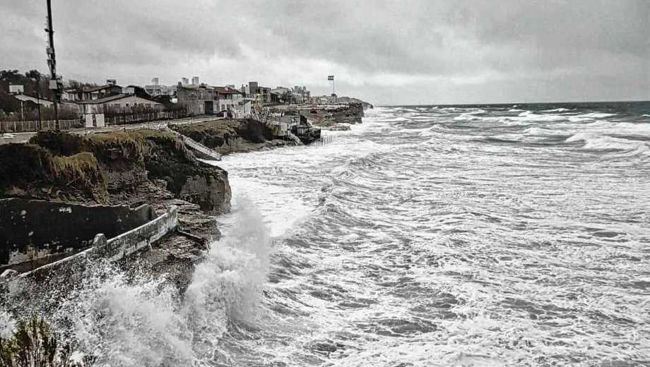 Las olas impactan contra la costa de Las Grutas. (Foto: Archivo Gentileza). 