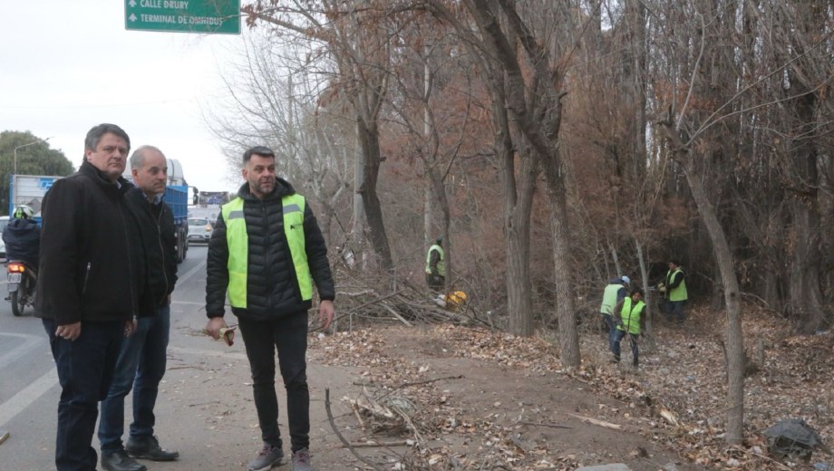 Operativo de limpieza sobre la Ruta 22 en Neuquén. (Foto Municipio)