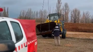 Video | El increíble rescate de una máquina vial del fondo de un río en Neuquén, con corriente y baja visibilidad