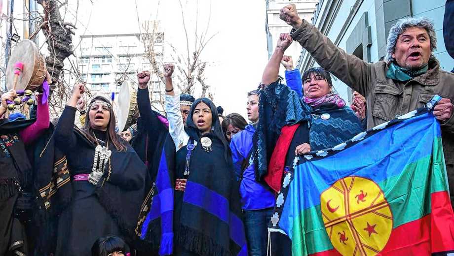 Desestimaron la denuncia de las comunidades mapuches por el desalojo en la Casa de Gobierno de Neuquén