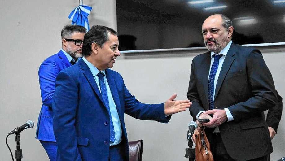 Gustavo Calvinho entergó el primer borrador de la reforma procesal civil de Neuquén. Foto: Cecilia Maletti.