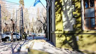 No hay fecha para la restitución de las barandas en el acceso de casa de gobierno (foto Cecilia Maletti) 
