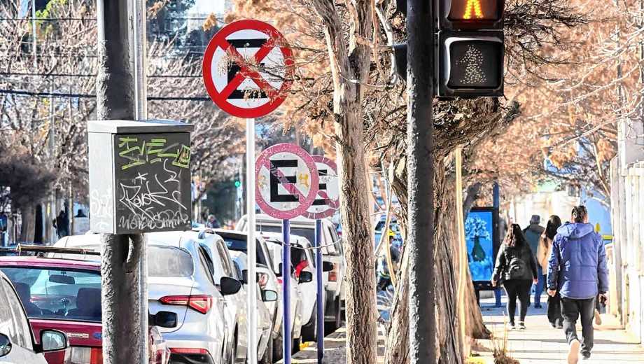 Ni pagando hay espacio para estacionar en el centro de Neuquén y los espacios reservados están en la mira (foto Cecilia Maletti)