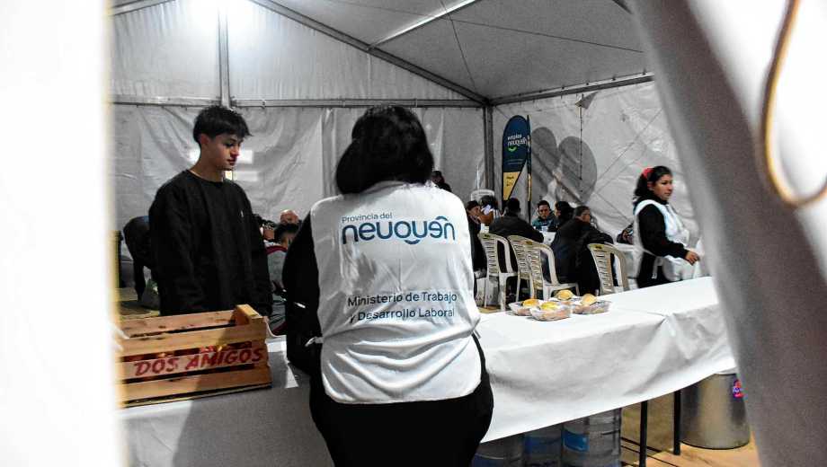 "Un lugar para dormir" que acerca nuevas oportunidades: Neuquén impulsa capacitaciones para personas en situación de calle. (Archivo Matías Subat)